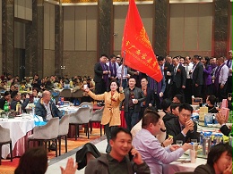 广东黑金刚创始人 冯秀烽会长 带领着商会成员们走向舞台